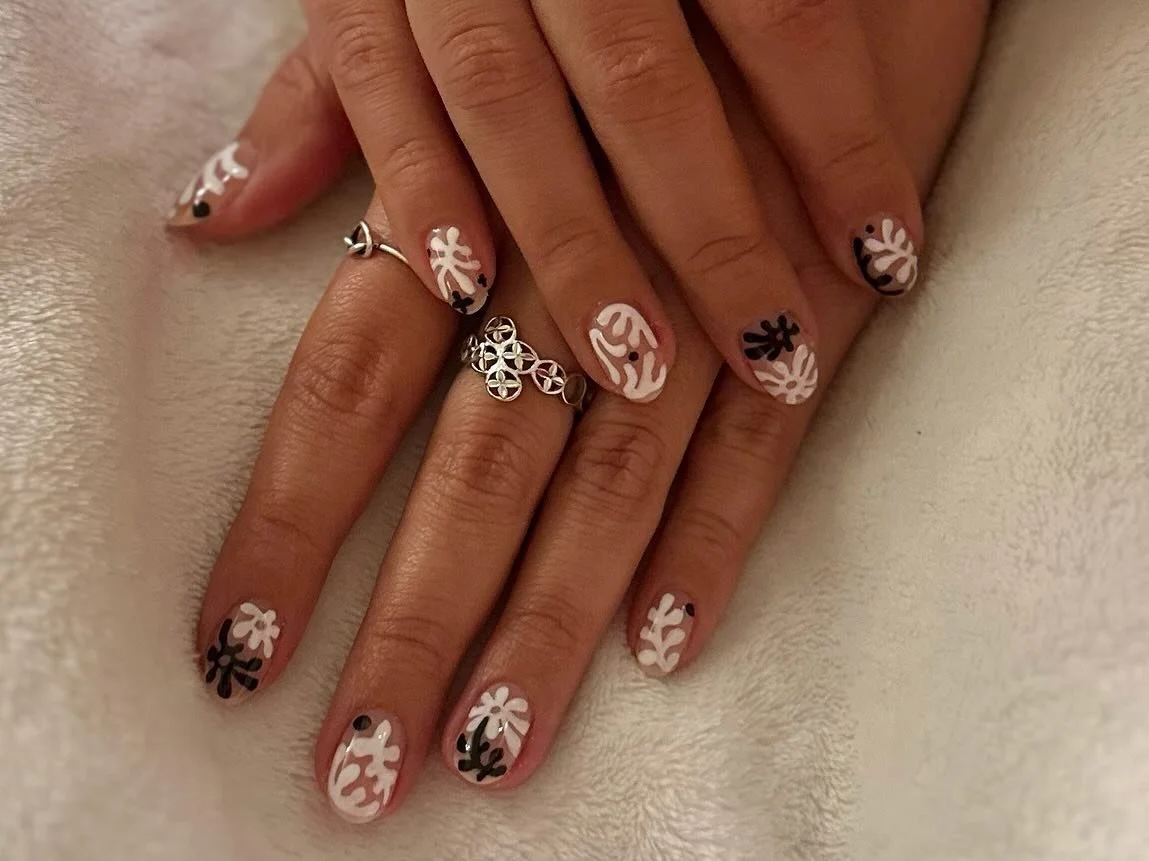 ⚪️〰️⚪️〰️⚪️

// Matisse wiggle nails for 2024 for Sahar 🥰🥹!! Kokoist black and white marker liner over honey tea base!!!!!!!!

// #gelnails #structuredgelnails #structuredmanicure #matisse