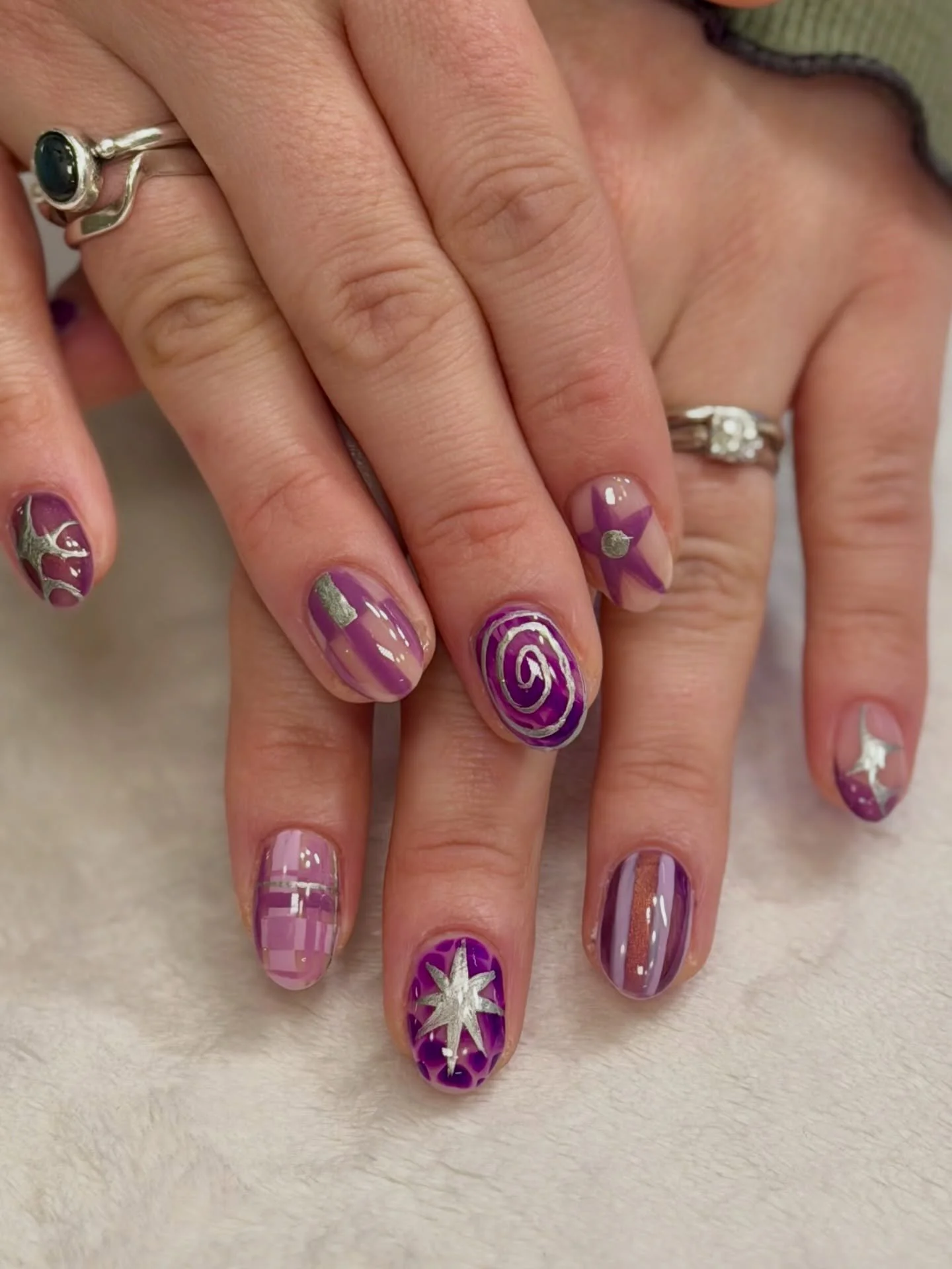 the coolest of cool girl @mothershipblog nails for Zo&euml; ✨