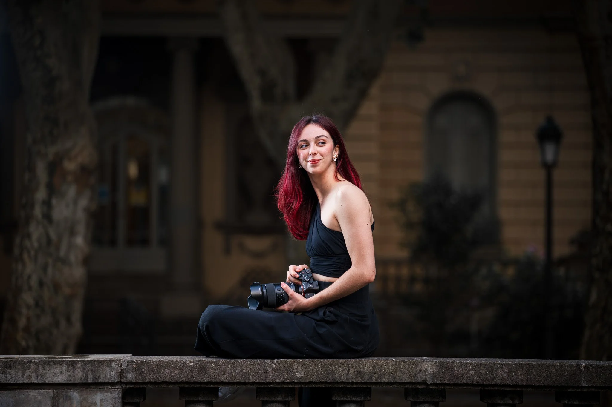 Fotógrafa creativa con cámara en entorno urbano de Girona, imagen de marca personal de Blanch Creativa