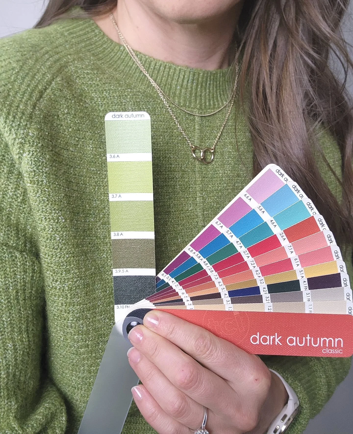 I was so excited to find this green sweater at Kohl's a few weeks ago!
✨️When I was first draped as Dark Autumn I was in denial for a minute.  Initially, my personality was not drawn to the dark earthy colors in the Dark Autumn test drapes. It took m