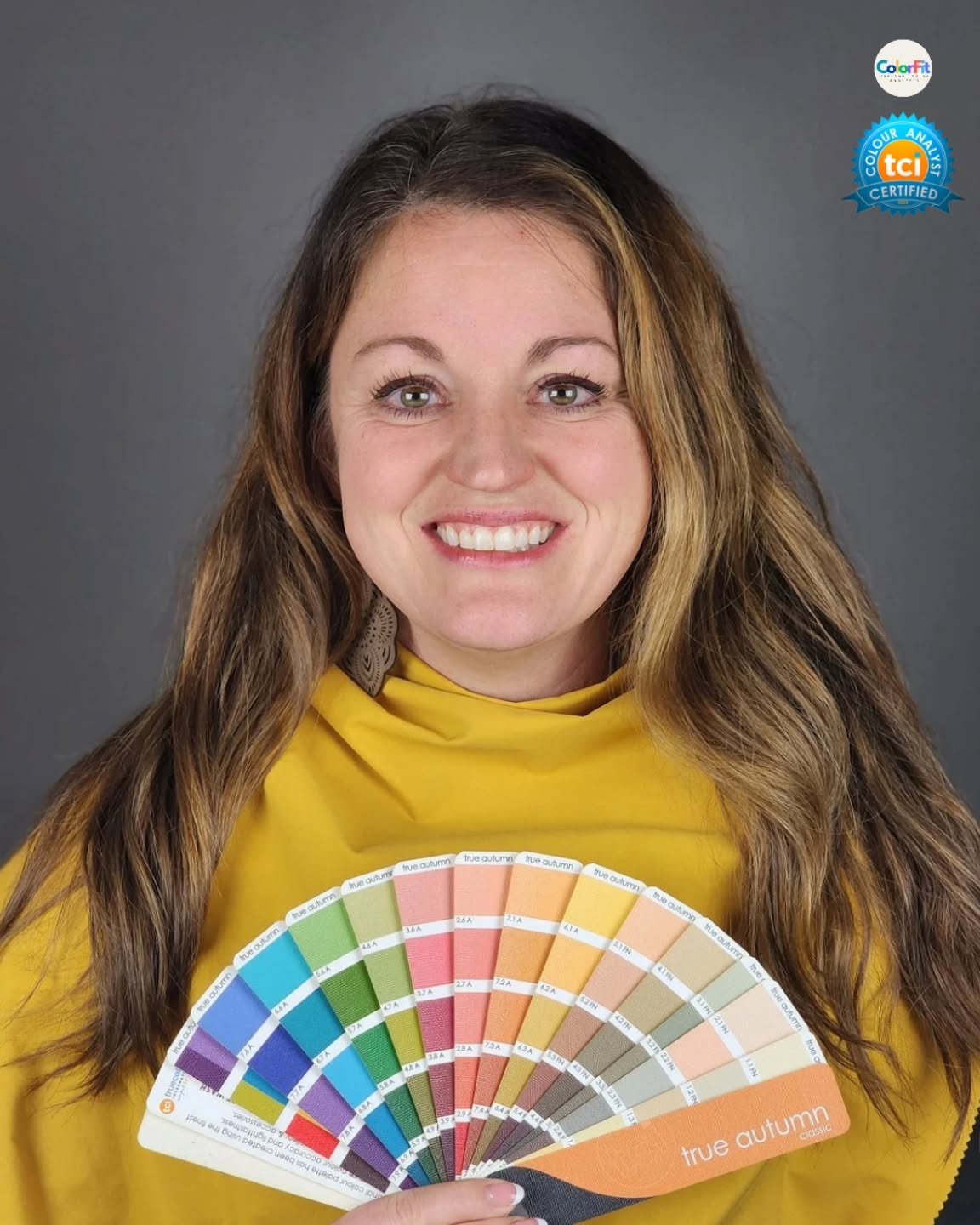 ✨️All Warm True Autumn Glow ✨️
No filter needed when you are in your best colors!
See how her skin, eyes, hair and lip color are so clear and vibrant and balanced!?! This mustard yellow is not competing with her, its supporting &amp; mirroring her na