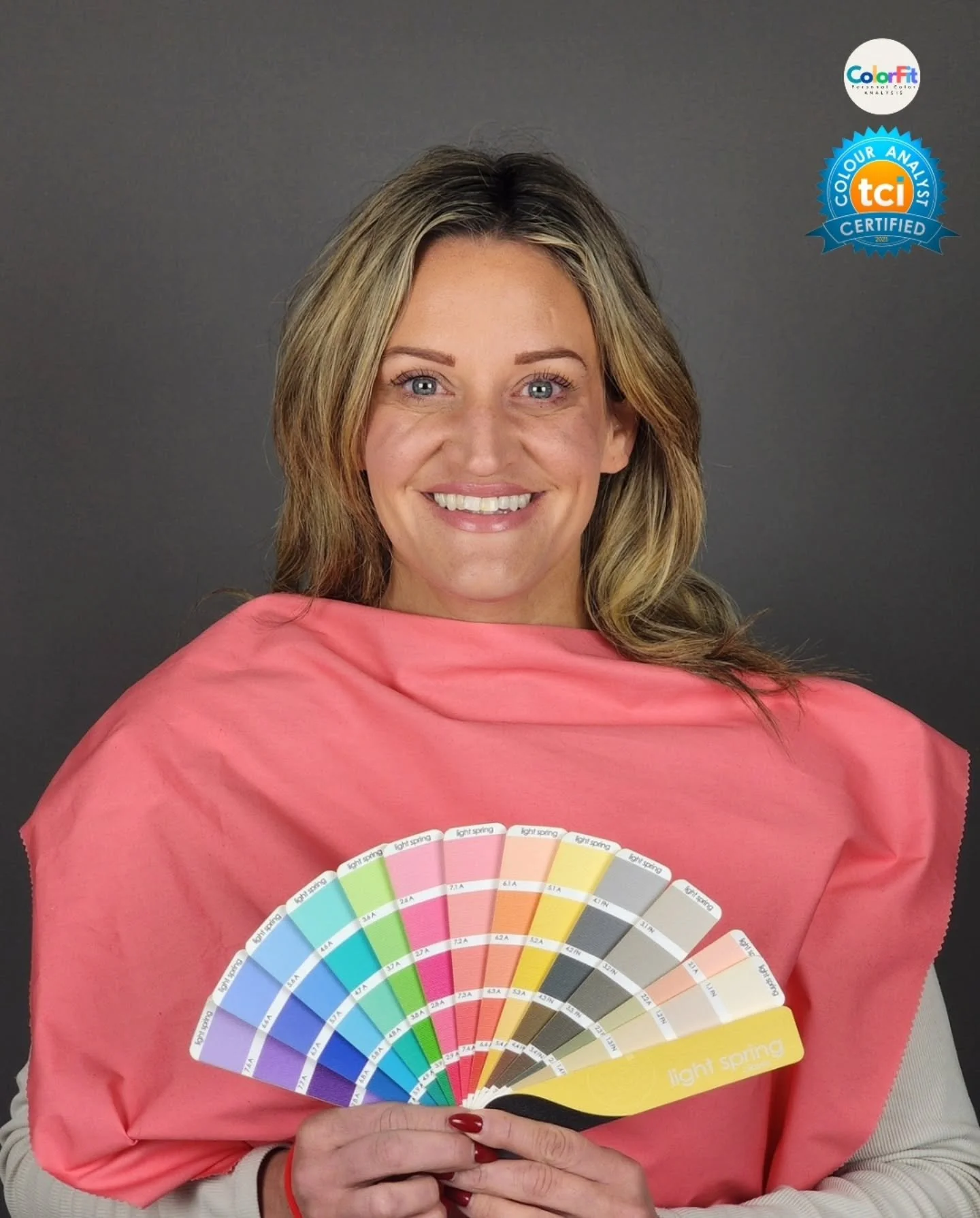 ✨️This gorgeous friend of mine came in to learn her best colors. A beauty since our high school days, it was such a joy uncovering what makes her natural coloring truly unique!
✨️Before the analysis, she shared she often receives compliments when she