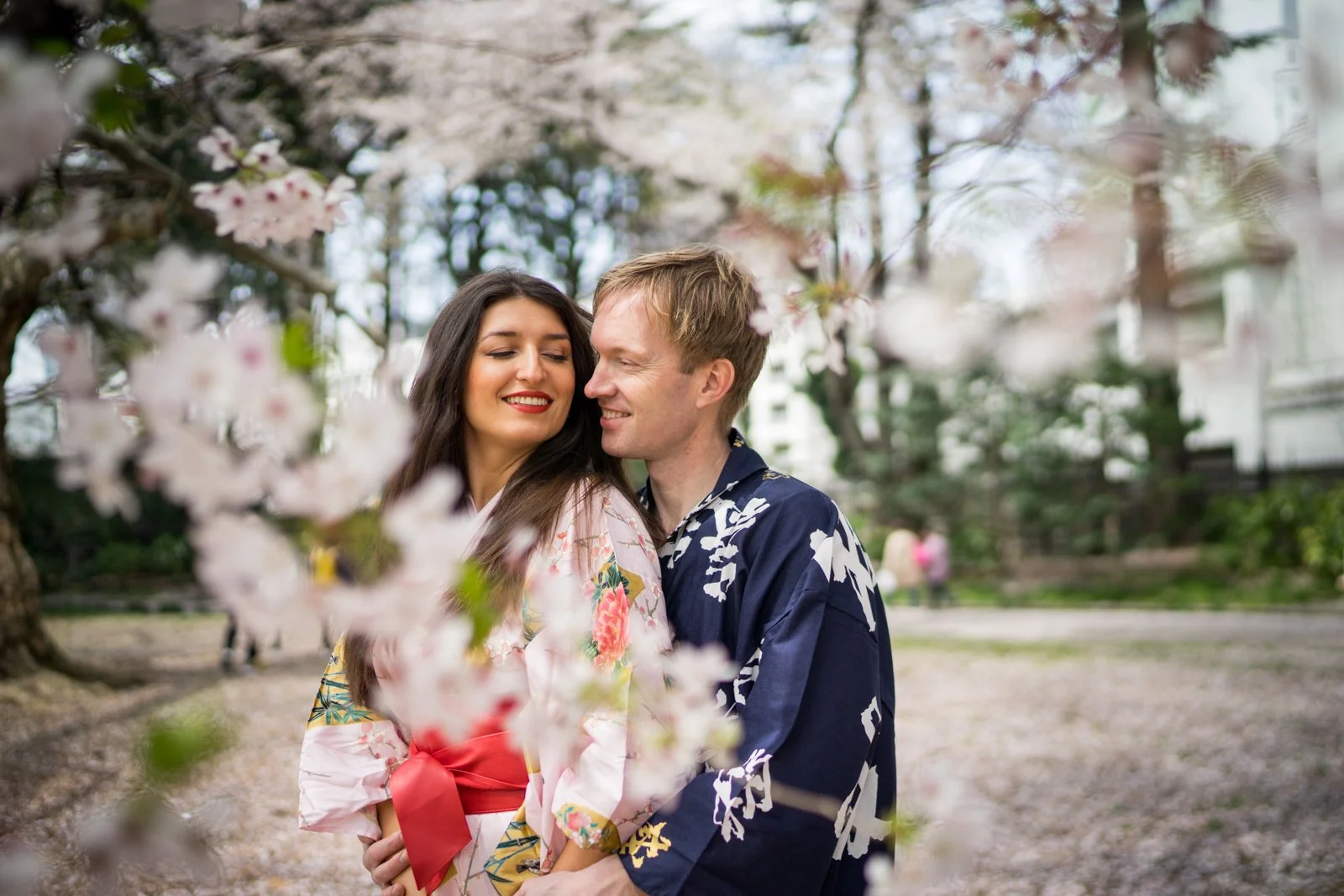Tokyo Vacation Photographer: Couple Session under the Sakura at Shinjuku Gyoen