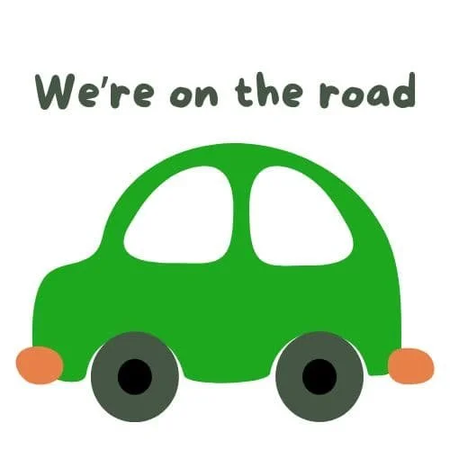 Grüner Cartoon-Auto mit den Worten 'We're on the road'