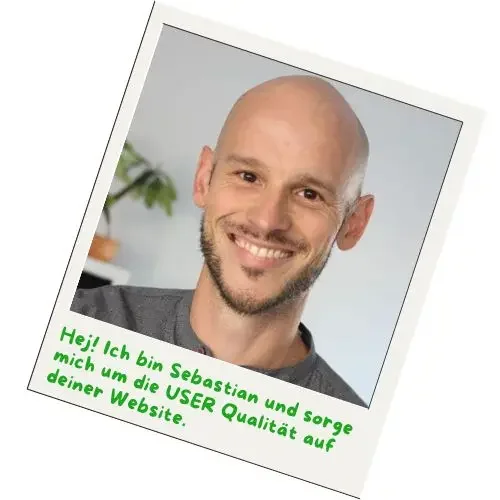 Ein Polaroidfoto mit einem Mann ohne Haare und Bart. Er traegt ein graues Hemd.  Auf dem unteren Teil des Polaroidfotos steht "Hej! Ich bin Sebastian und sorge mich die User Qualitaet deiner Website.