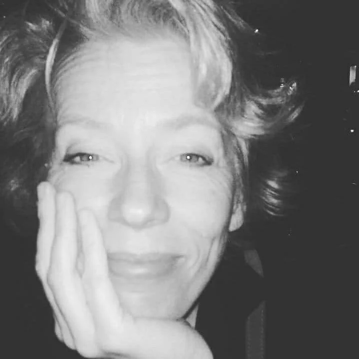 Frontfoto von Jutta, wo sie den Kopf auf der rechten Hand abstuetzt