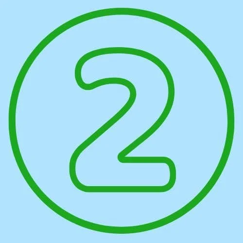 Grüner Zahl '2' in einem Kreis auf hellblauem Hintergrund.