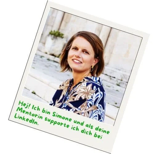 Fotografie einer Frau namens Simone, die auf einer Treppe steht. Der Text auf dem Bild besagt, dass sie eine Mentorin ist und Unterstützung auf LinkedIn anbietet.