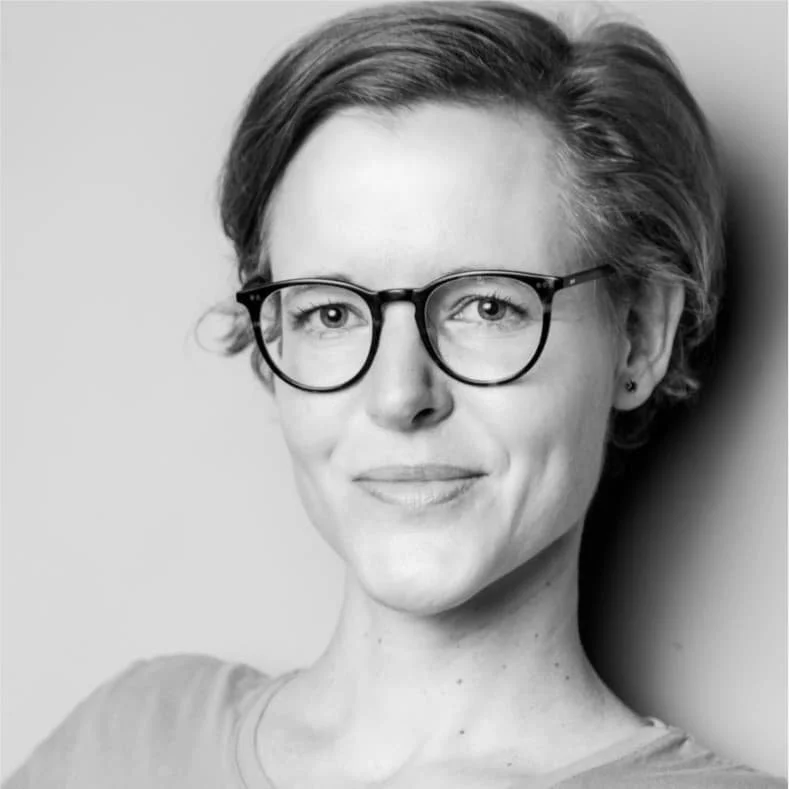 Ulrike Dorozalla mit kurzen Haaren und Brille