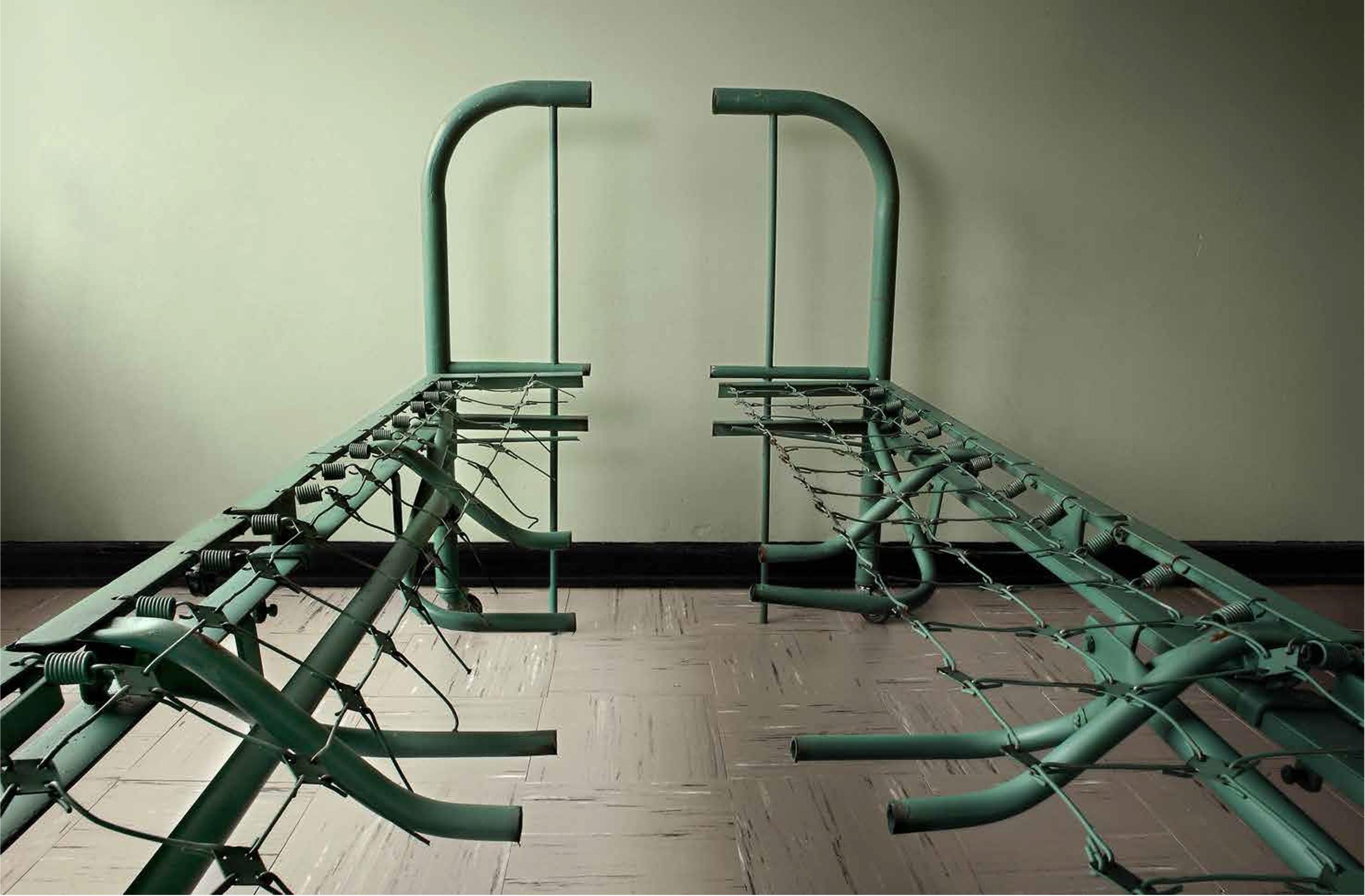 Serie “En Estado de Coma”- “Extracciones”
De la serie  Extracciones -Intervención en mobiliario hospitalario. Fotografía 67x100cm
2007
