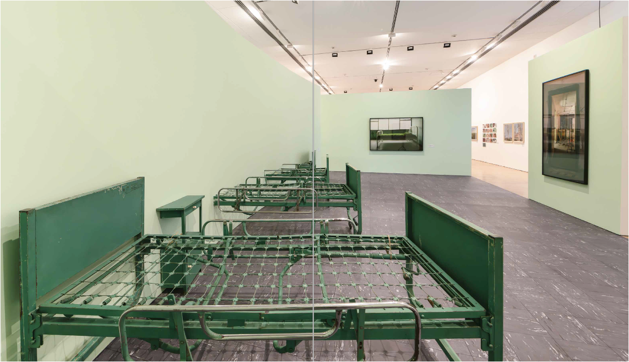 Serie “En Estado de Coma”- “Extracciones”
Instalación de mobiliario hospitalario intervenido 
Exposición Antológica Encuentros en la fabrica de polvo
Dimensiones variables
 2024-2025
