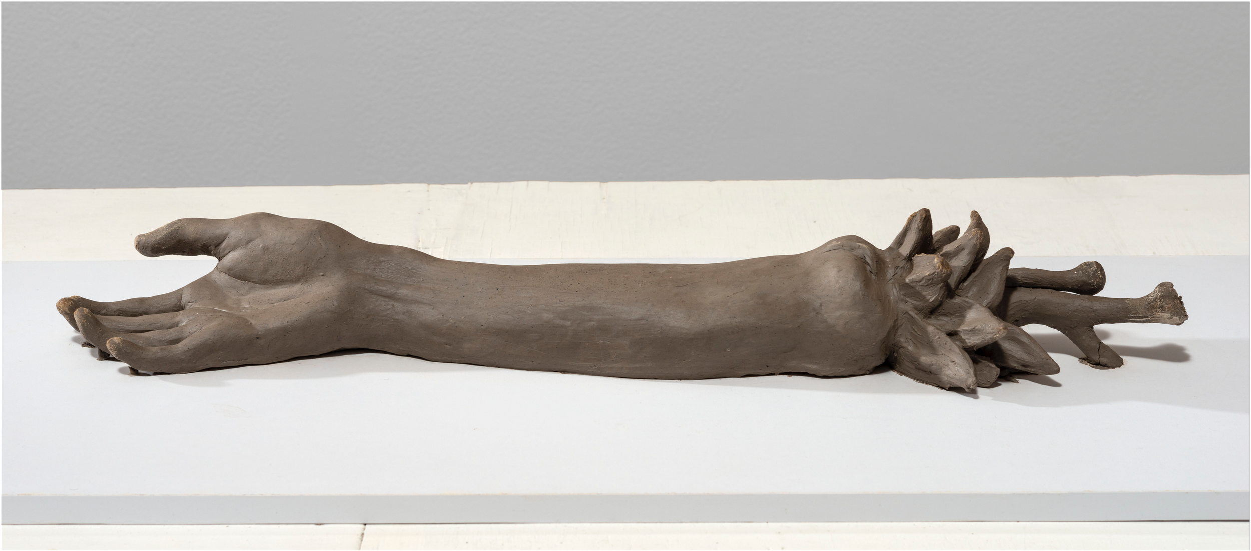 Serie “Encuentros”-“Mesa de trabajo”
Detalle brazo. Escultura en arcilla
2022