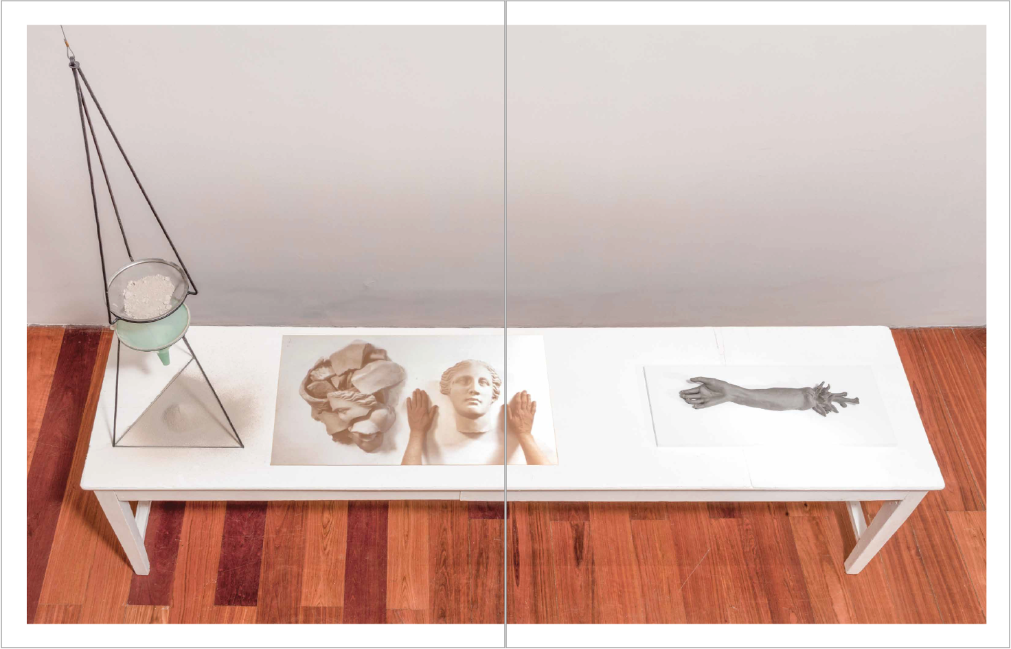Serie “Encuentros”-“Mesa de trabajo”
Video instalación Museo Miguel Urrutia MAMU
Exposición Antológica Encuentros en la fábrica de polvo
2024-2025
