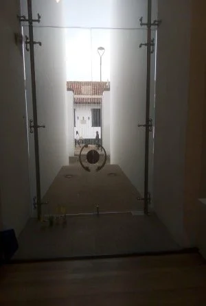 Serie “Encuentros”-
Jardin instalado en una de los pasajes de Museo Miguel Urrutia. La señal morse  entra a la sala, mensaje decodificado en una pequeña pantalla cerca de la ventana.
10 m x 3,50 x 9 metros

