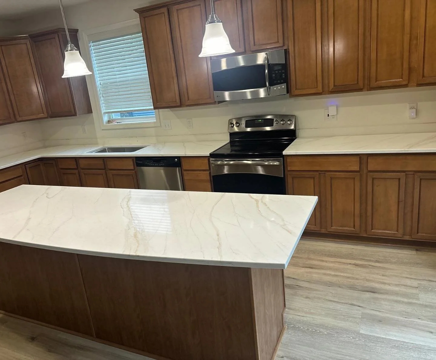 Check out this stunning install by @thegraniteplanet featuring our Calacatta Solara Quartz! Visit us to find the perfect stone for your space.