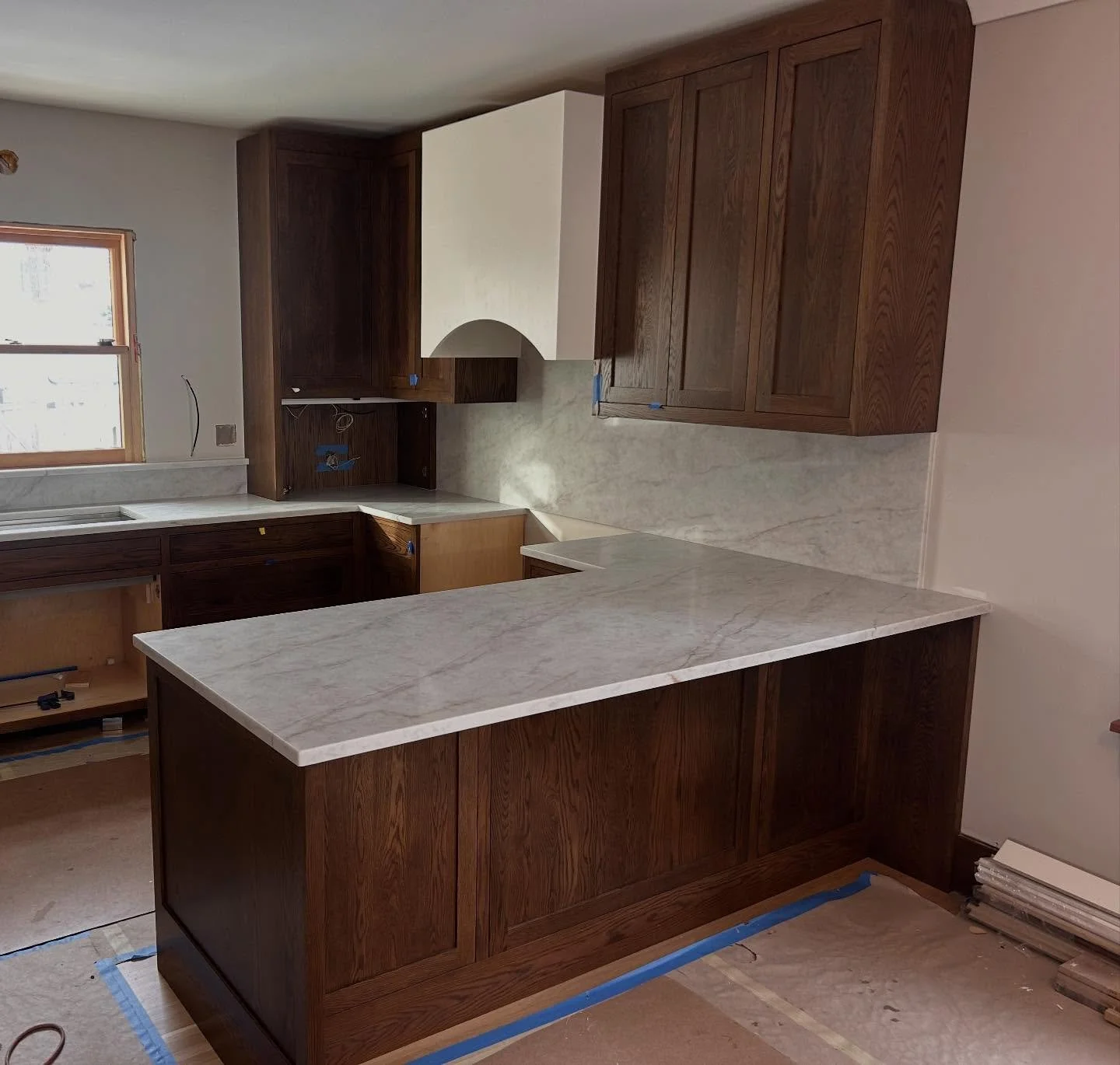 🎄Just in time for the Holidays! 🎄Another beautiful install by @distinctivestoneinteriors using our Taj Ivory Supreme Quartz! This is a printed through-body Quartz option that is truly one of a kind! Stop in and check it out for yourself at Minnesot