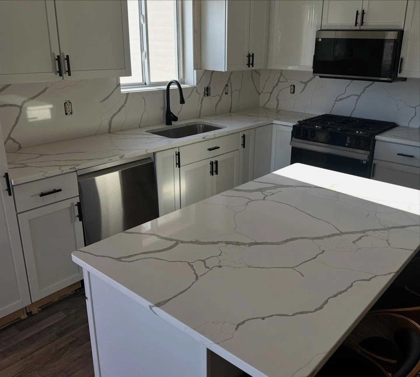 Tile backsplash?? Forget about it! @mosaicahardsurface with the full height backsplash of our Calacatta Infinity Quartz. A true statement piece. Want to see it in person? You know where to find us 😎
