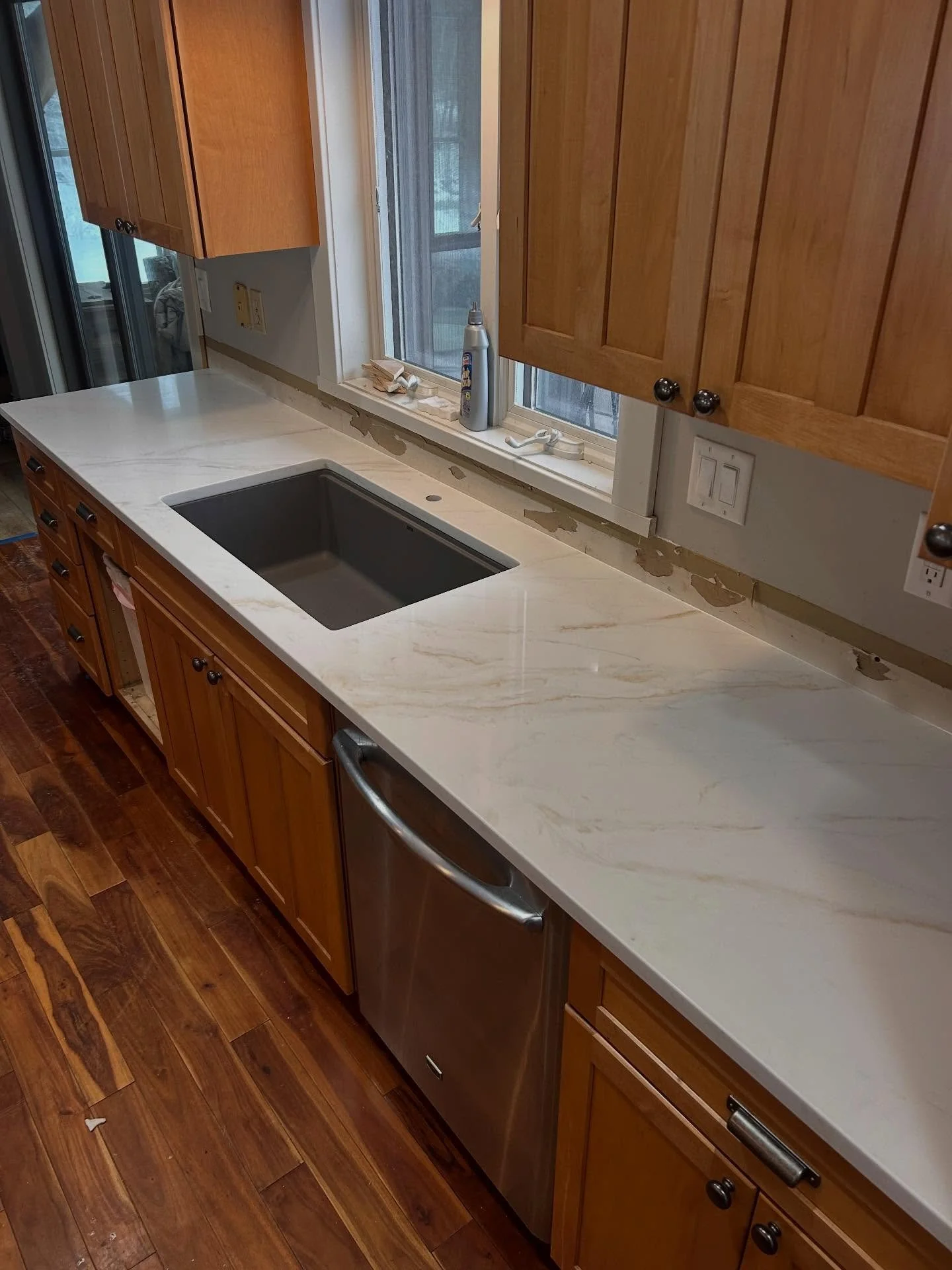 😍Calacatta Solara😍 Elegant white backdrop accented by soft gold veining and organic movement. This slab embodies high-end Calacatta style, elevating both residential and commercial spaces. Shoutout to @distinctivestoneinteriors with another stunnin
