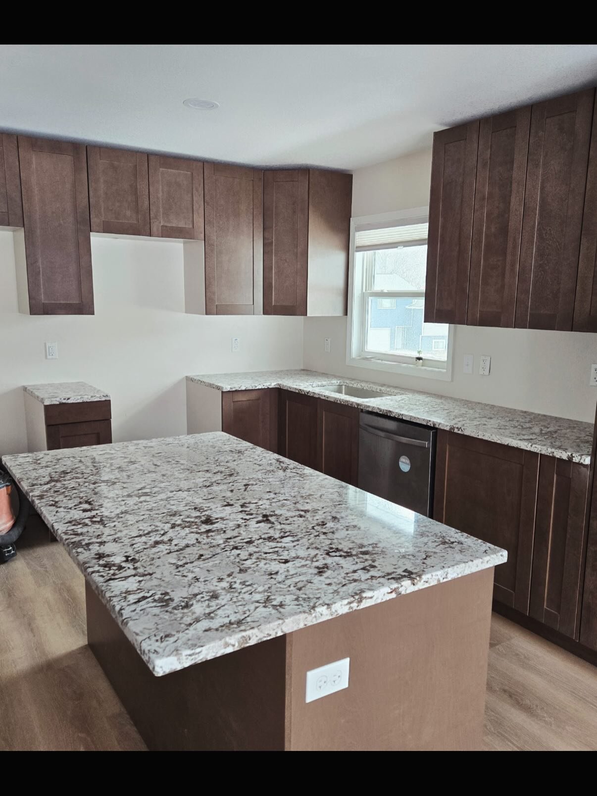 Our Bianco Antico Granite ended up being the perfect match for this kitchen remodel. Shoutout to our friends @erkgranitellc for another amazing job!