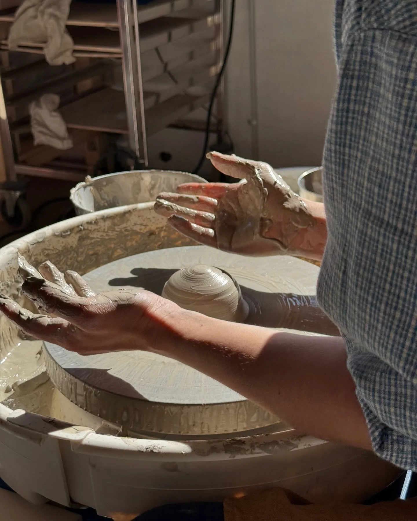 Un retour en image des moments pass&eacute;s dans l&rsquo;atelier @plein_gres pendant le s&eacute;jour des @ateliers_milou 

On rigole, on cr&eacute;e et on apprend de nouvelles pratiques ici 🫶🏼