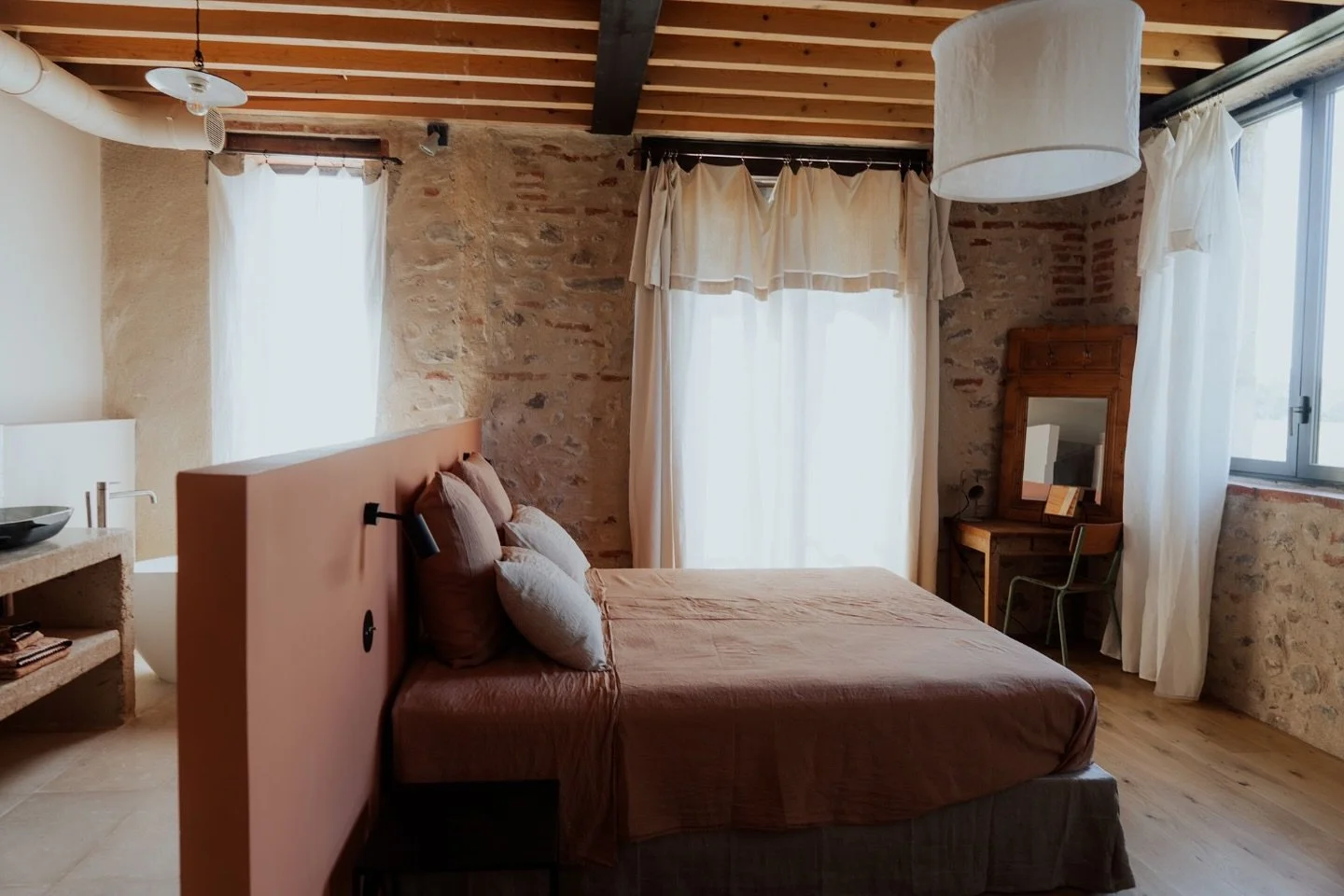 On continue les pr&eacute;sentations avec chambre du Bout de la Cave pour ton week-end aux Ateliers Milou.

On a h&acirc;te d&rsquo;y &ecirc;tre 🫶🏼