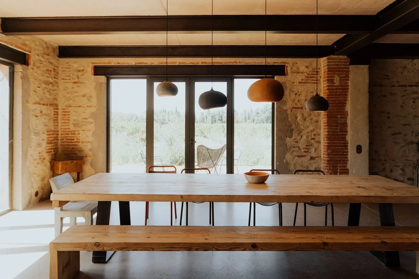 LE BOUT DE LA CAVE 

On poursuit la pr&eacute;sentation des diff&eacute;rents espaces de ce lieu o&ugrave; tu pourras te d&eacute;tendre et te ressourcer pendant quelques jours. 
La cuisine et la salle &agrave; manger, baignent dans le soleil en fin 