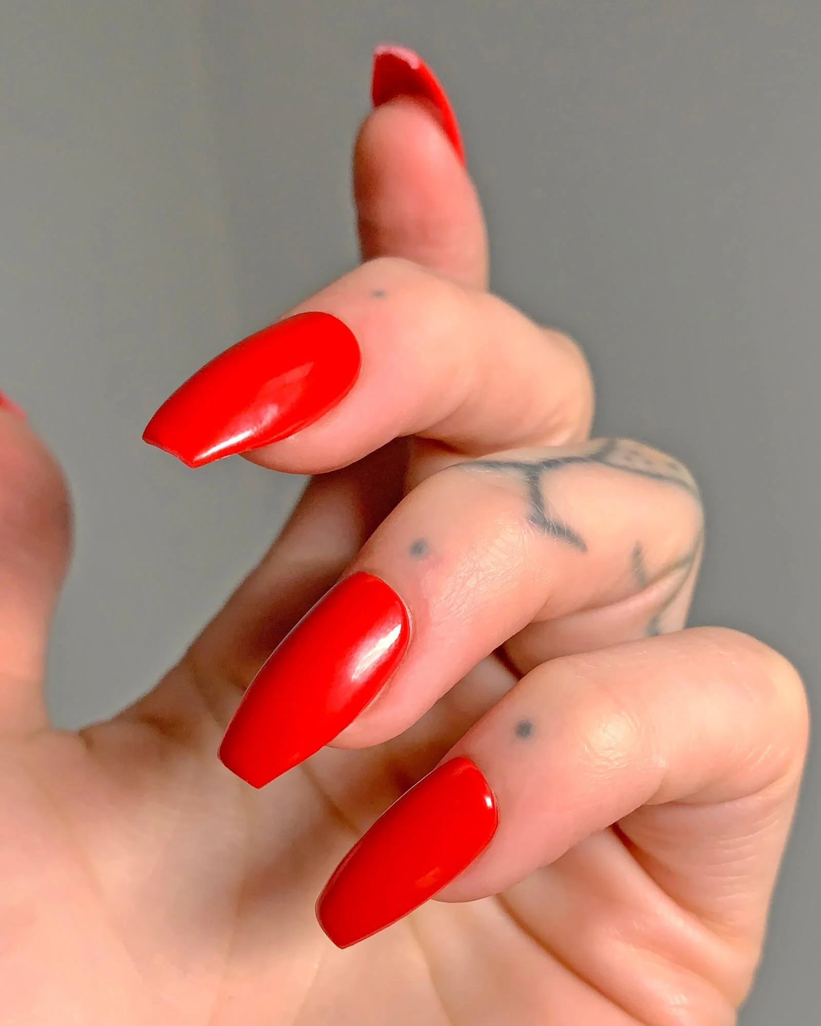 Cherry red vintage pin-up retro press-on nails in short coffin.