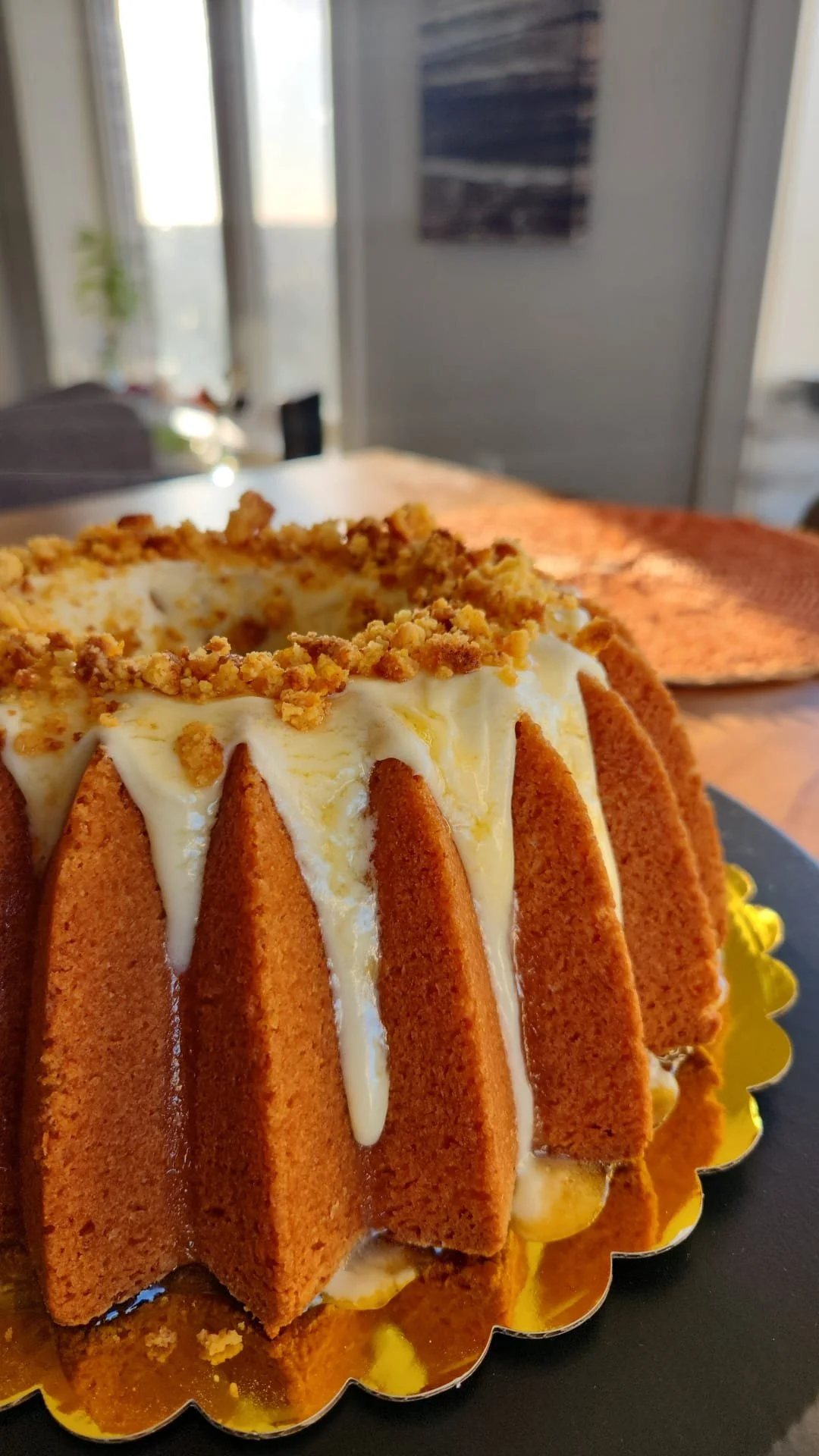 Orange cake with white icing by Cinthia
