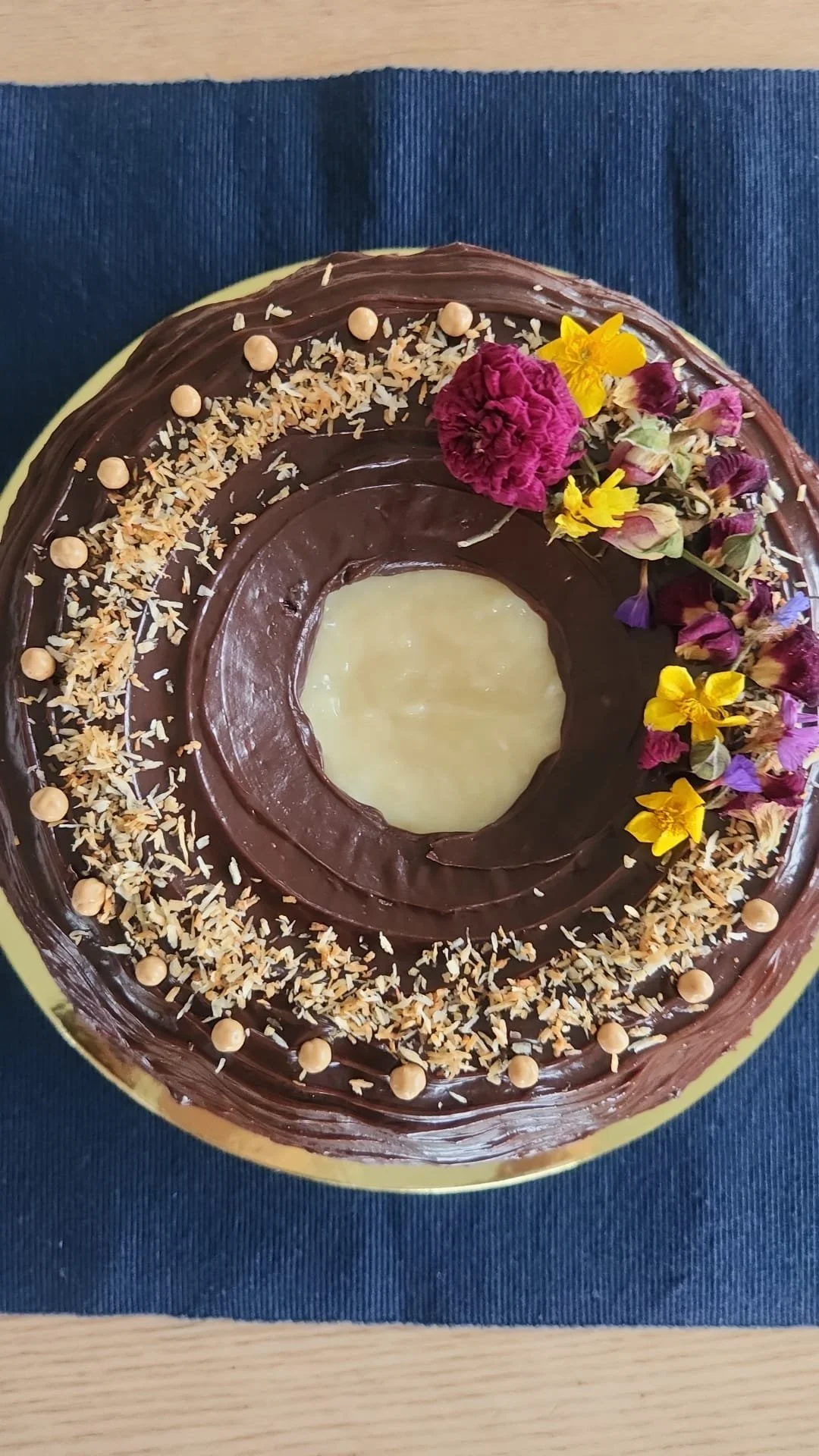 Chocolate bundt cake with filling by Cinthia