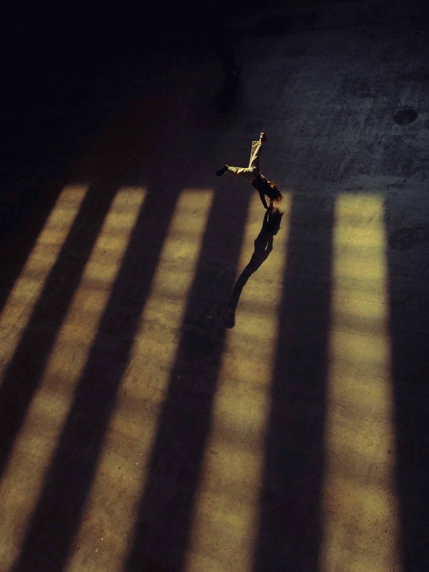 Beam practice
.
.
.
#leicaq3
#igworldclub_street
#unexp_collective
#ssicollaborative 
#rromastreet
#street_unseen 
#tdmmag 
#street_avengers 
#streetianity 
#streetmoment 
#street_macadam 
#bcncollective 
#hesc_street 
#grainlinemagazine 
#streetphot