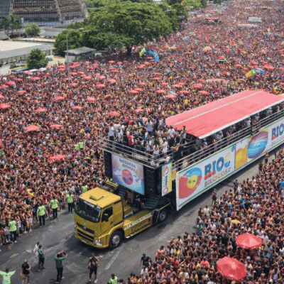 Crowds at Rio de Janeiro carnival.png