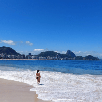 Sugarloaf mountain view from Copacabana beach.png