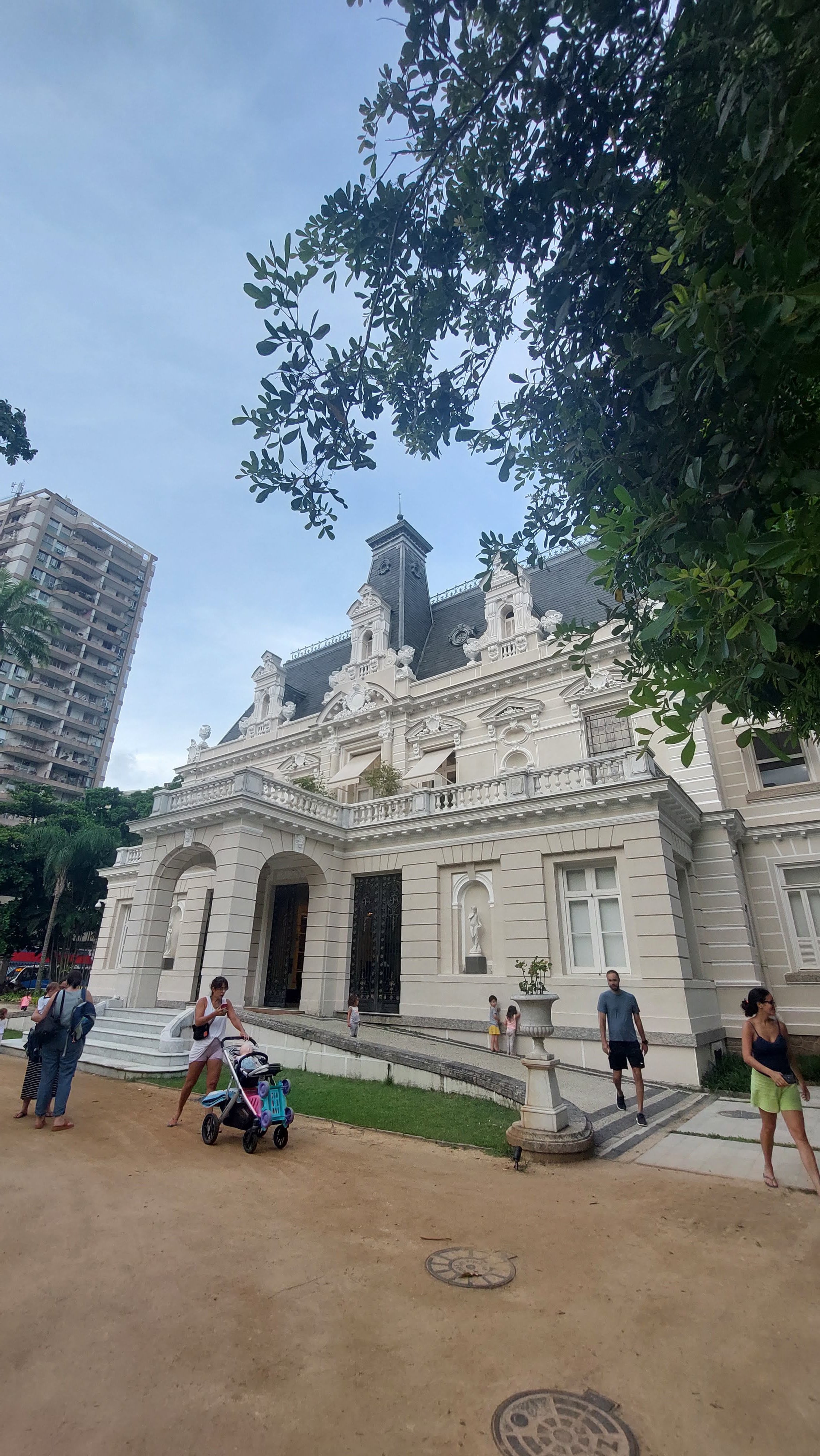 Families enjoying Emporio Jardim.jpg