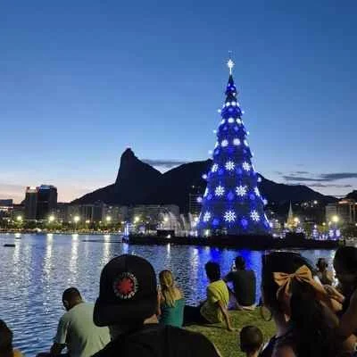 Floating Christmas tree at Guanabara Bay.jpg