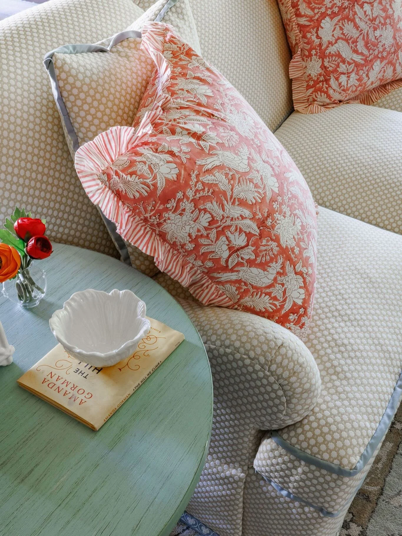 When in doubt&hellip; put a flange on it! 
Box cushions ✔️ Pillows ✔️ Dressmaker skirts ✔️
We love a finishing touch that&rsquo;s both classic and a little extra. 
📸: @rachelalysemanning 

#BelleBaronDesign #InteriorDesignDetails #FlangeLove #Textil