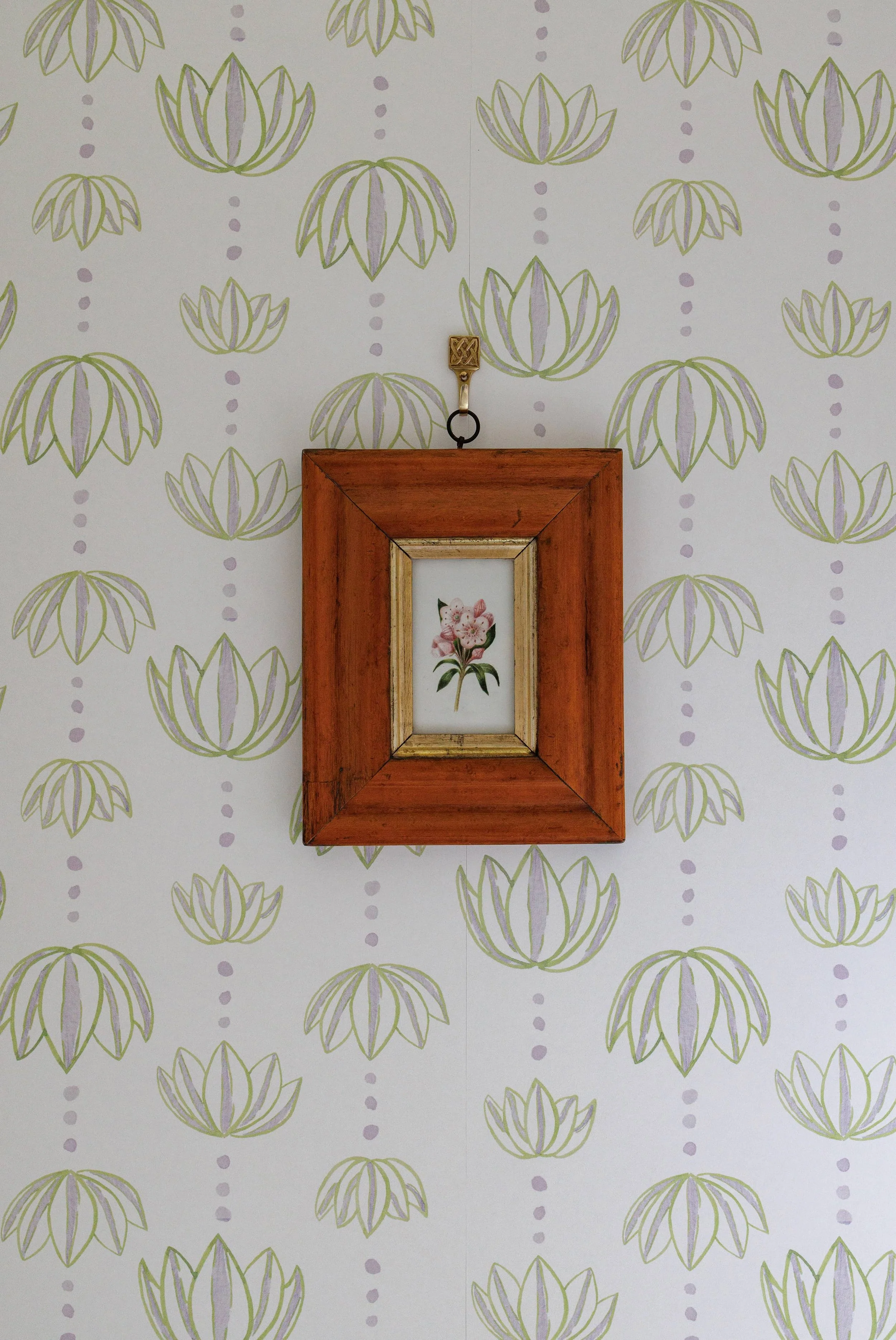 Emmy Antique Picture Frame on Wallpaper Details.jpg