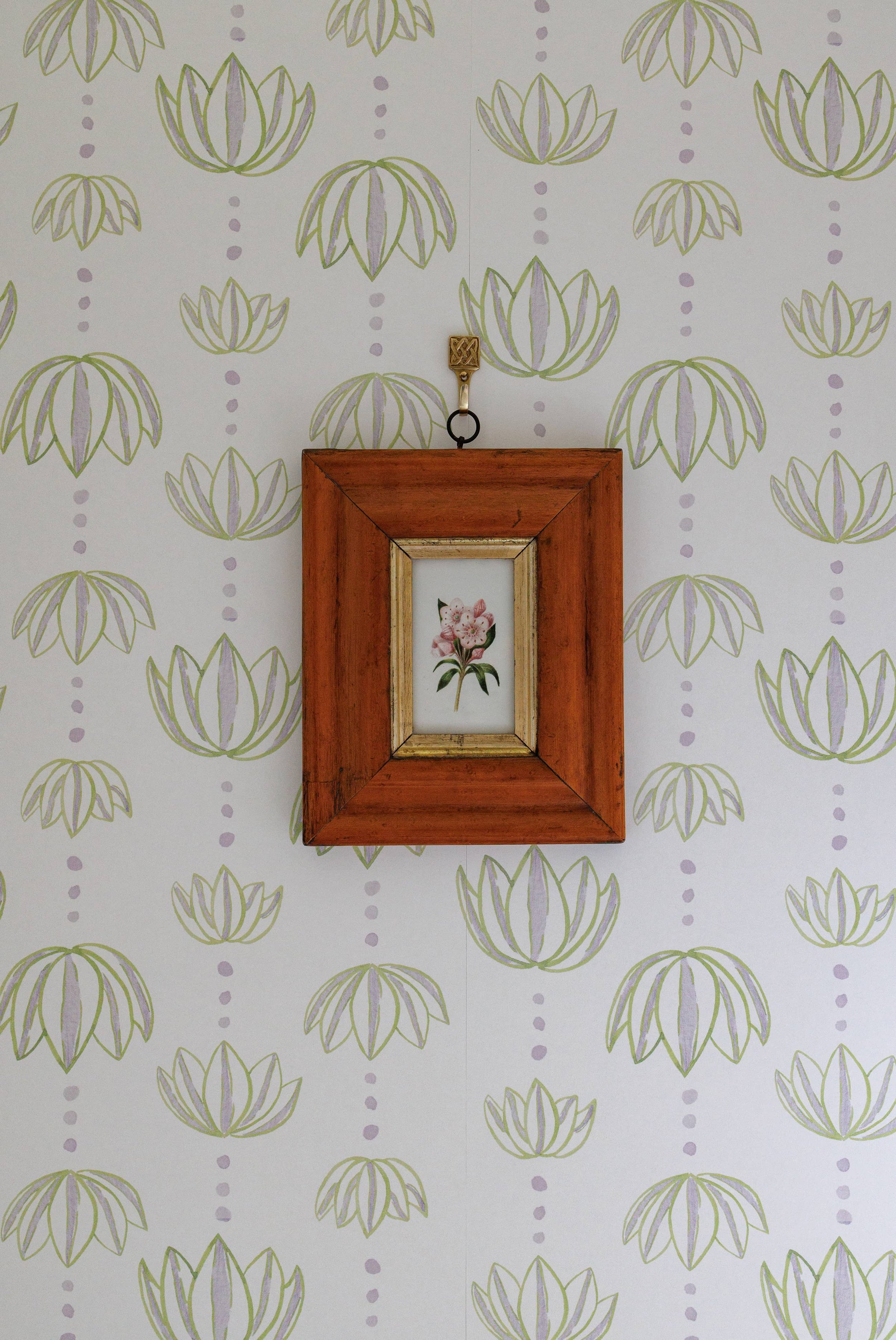 Emmy Antique Picture Frame on Wallpaper Details.jpg