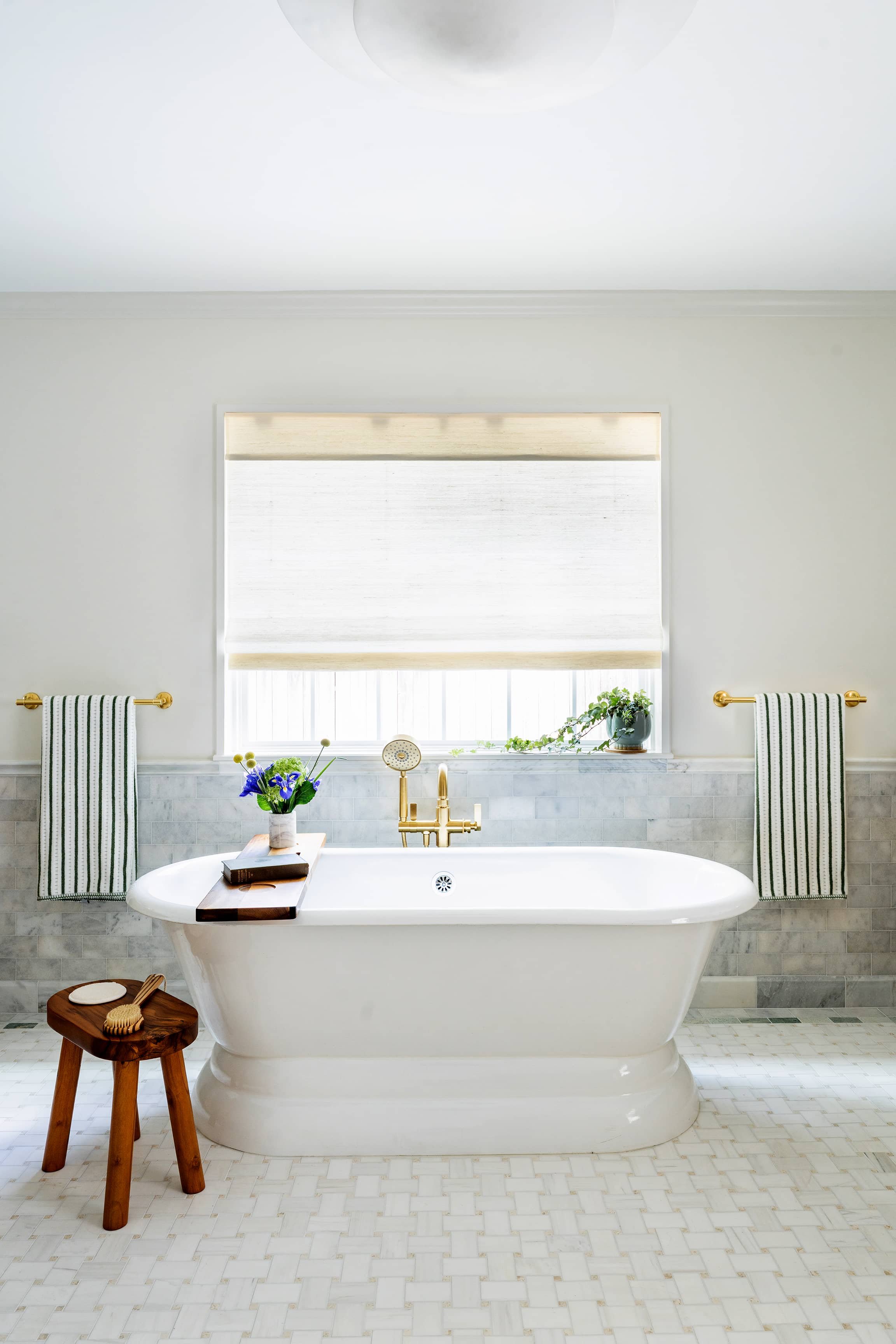 Timberglen Putterman Bathroom Tub Straight On Shot.jpg
