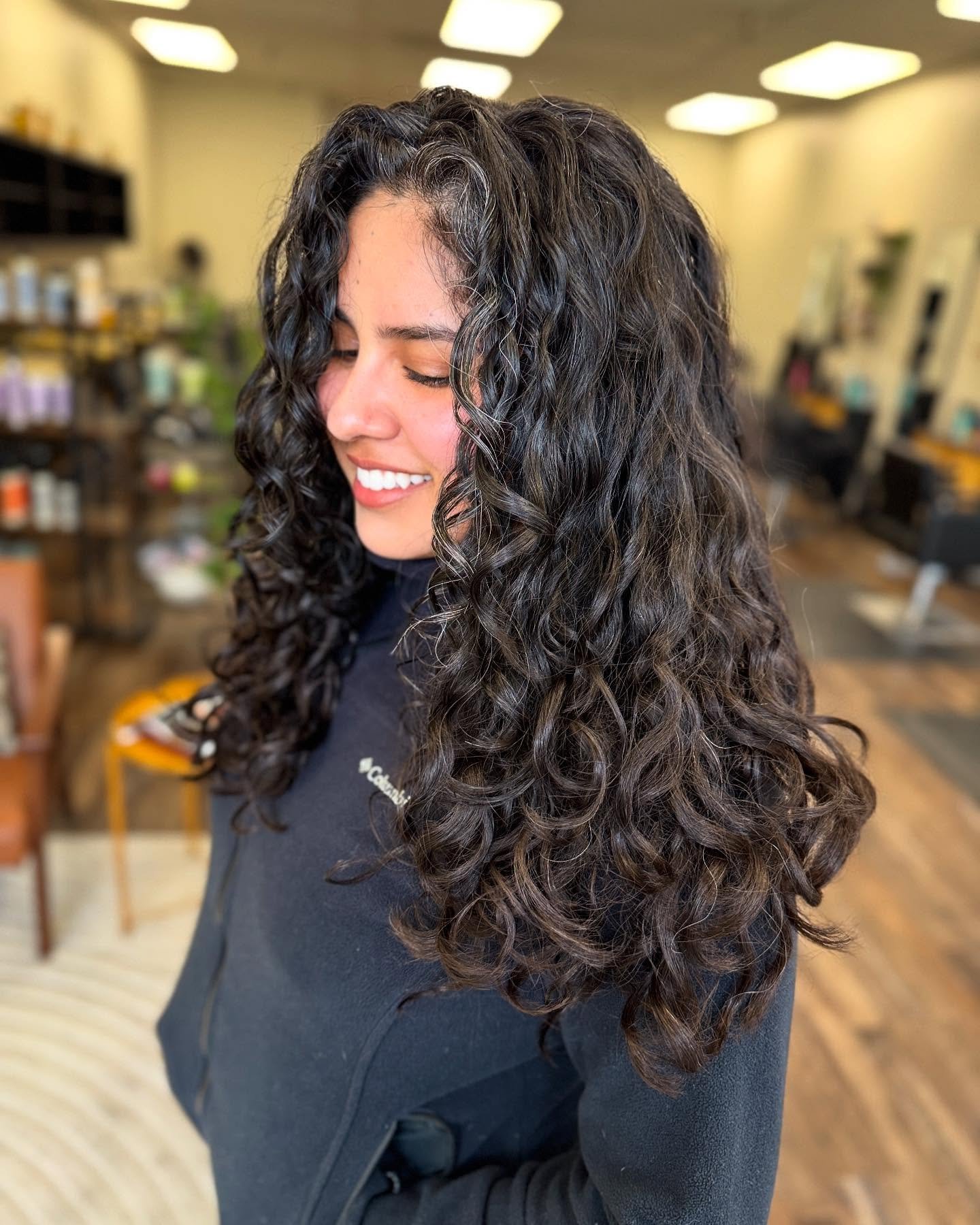 🌀From heavy + undefined to light, bouncy, and full of life!
This new guest came in with super thick, extra-long curls and a clear goal: keep the length, but fix the shape. We created a customized curly cut to add definition, bring up the volume, and