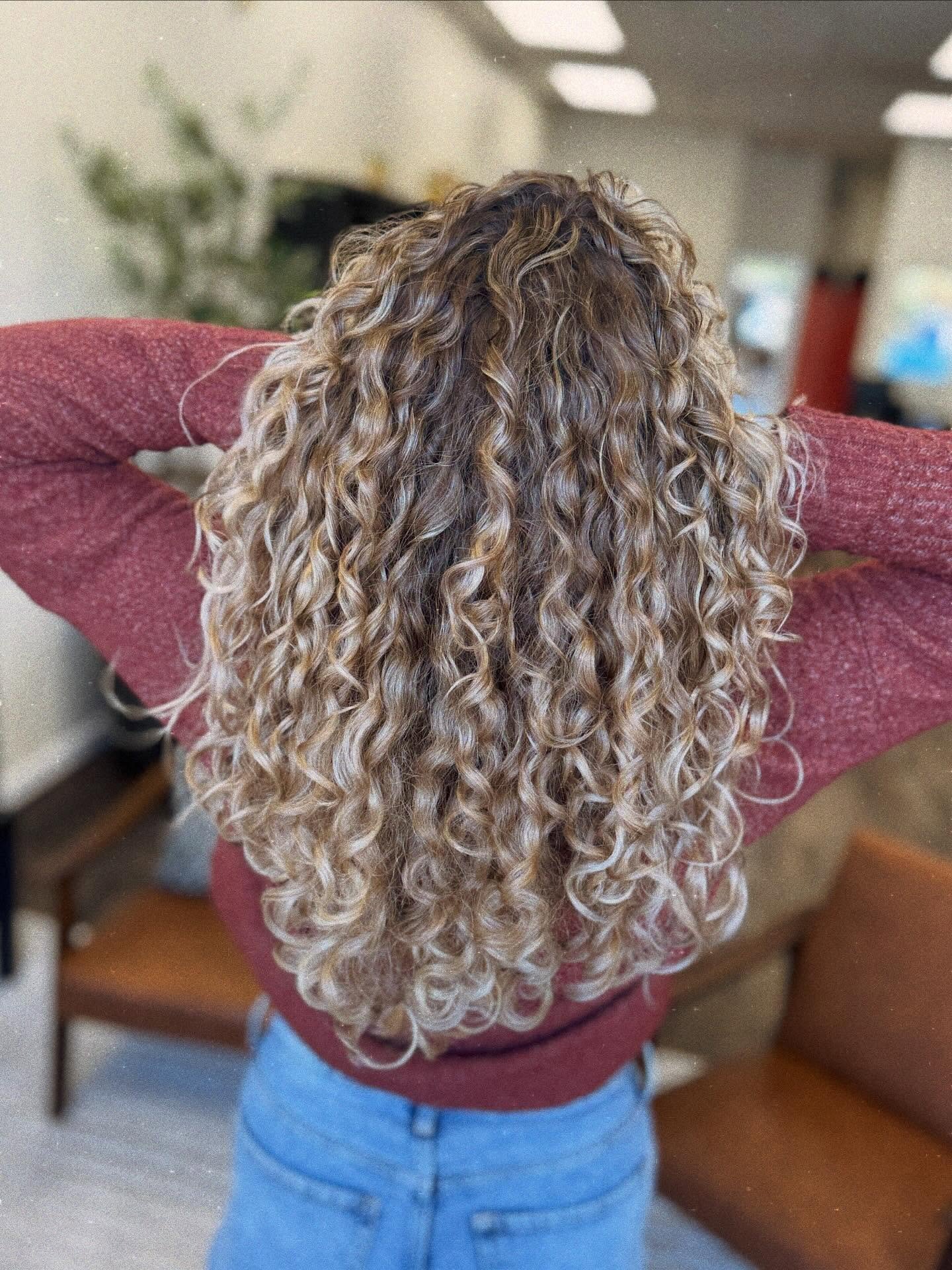 Golden curls and coils 💛
.
.
The power is in the cut ✂️
#pnwcurlystylist #pnwcurlycut #curlspecialist #curlycut