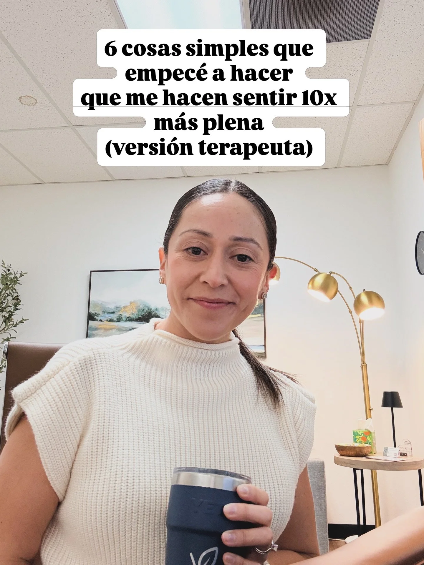 Como terapeuta (y mam&aacute;) que trabaja con mam&aacute;s, veo lo f&aacute;cil que es desaparecer dentro de la maternidad.

La carga mental.
La sobreestimulaci&oacute;n.
La disponibilidad emocional constante.

Por eso empec&eacute; a hacer cosas pe