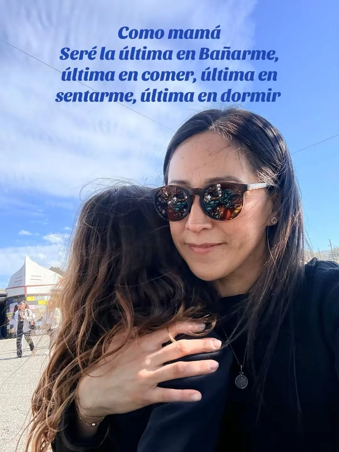 Puedo ser la &uacute;ltima en sentarme.
La &uacute;ltima en servirme.
La &uacute;ltima en descansar.

Pero siempre ser&eacute; la primera que mis hijos buscan.
La primera que extra&ntilde;an.
La primera a la que corren cuando necesitan consuelo. 🤍

