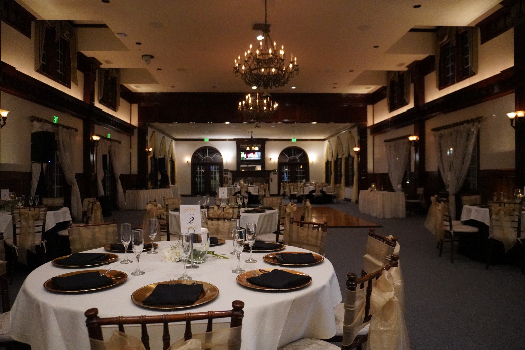 🥂✨ Modern sophistication with a touch of comfort. The perfect place to toast, gather, and create memories. 🥂✨ #glendaloughmanor #EventVenue #VenueStyle #EventInspiration #EventDecor #ElegantEvents #ModernElegance #EventSpace #LuxuryVenue #VenueGoal