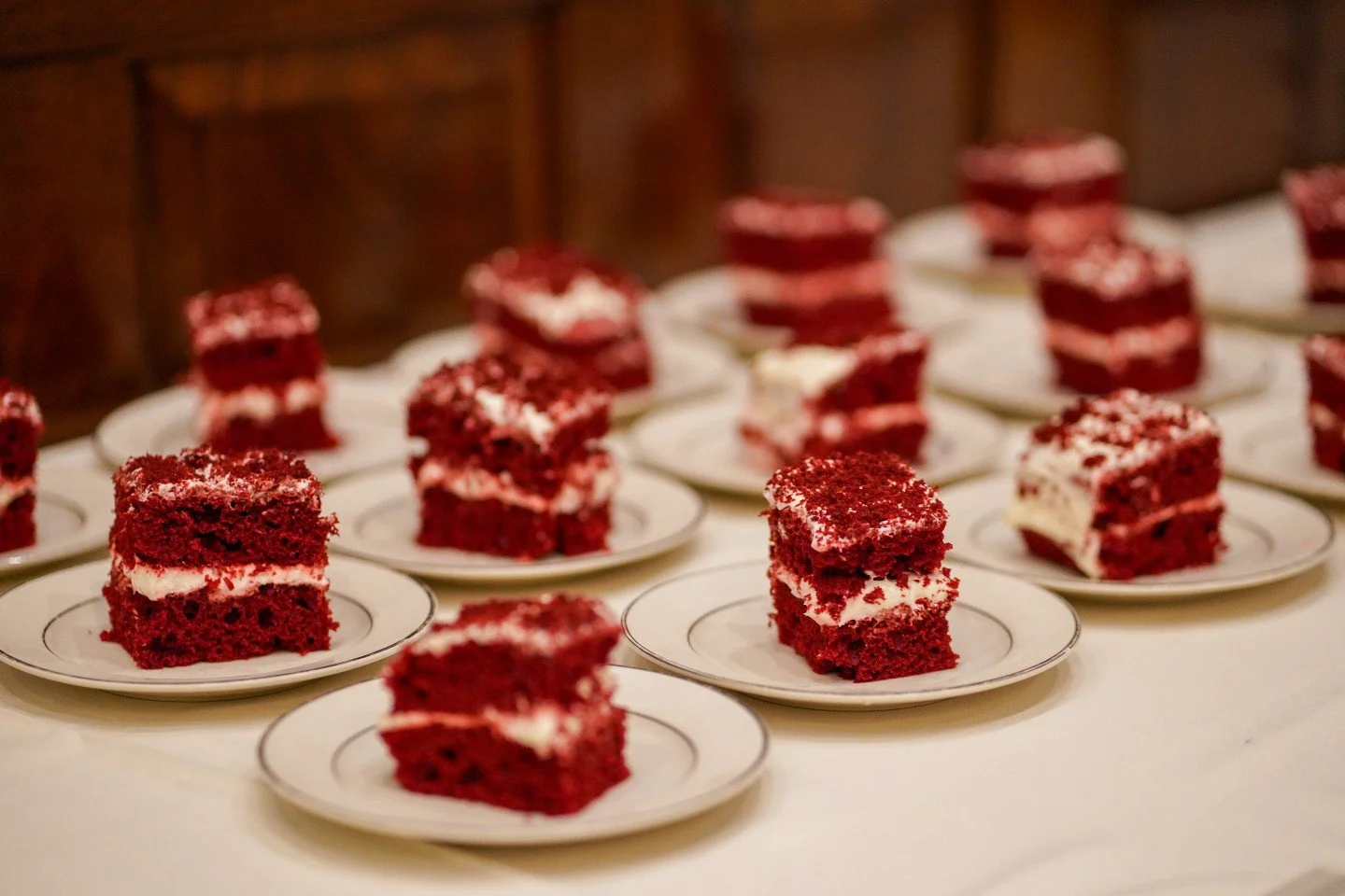Sweet moments, perfectly plated at Glendalough Manor 🍰✨ #RedVelvet #GlendaloughManor #WeddingVenue