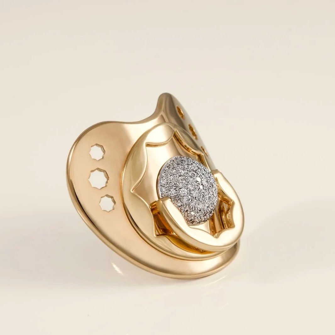 SUOMMO Dodo Dummy, high jewellery creation in 18 carat gold and diamonds.