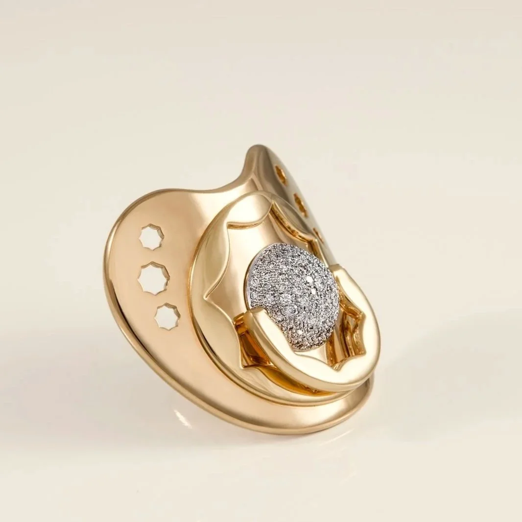 SUOMMO Dodo Dummy, high jewellery creation in 18 carat gold and diamonds.