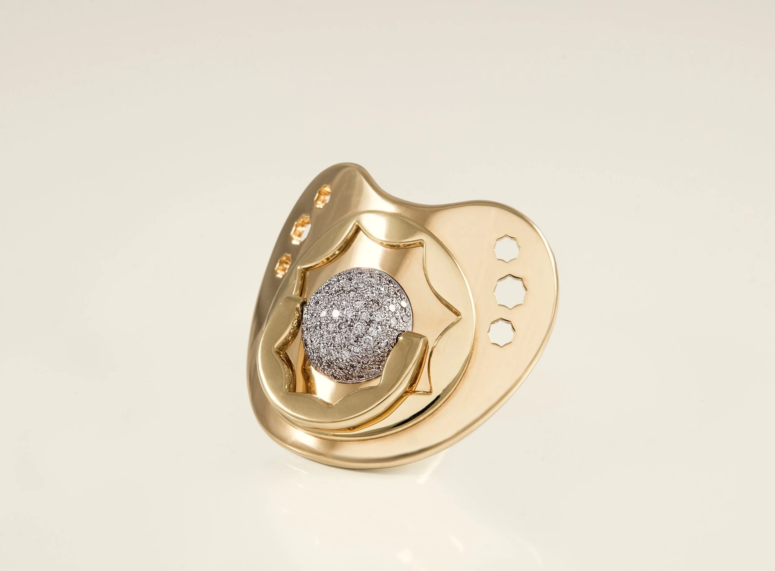 SUOMMO Dodo Dummy, high jewellery creation in 18 carat gold and diamonds.