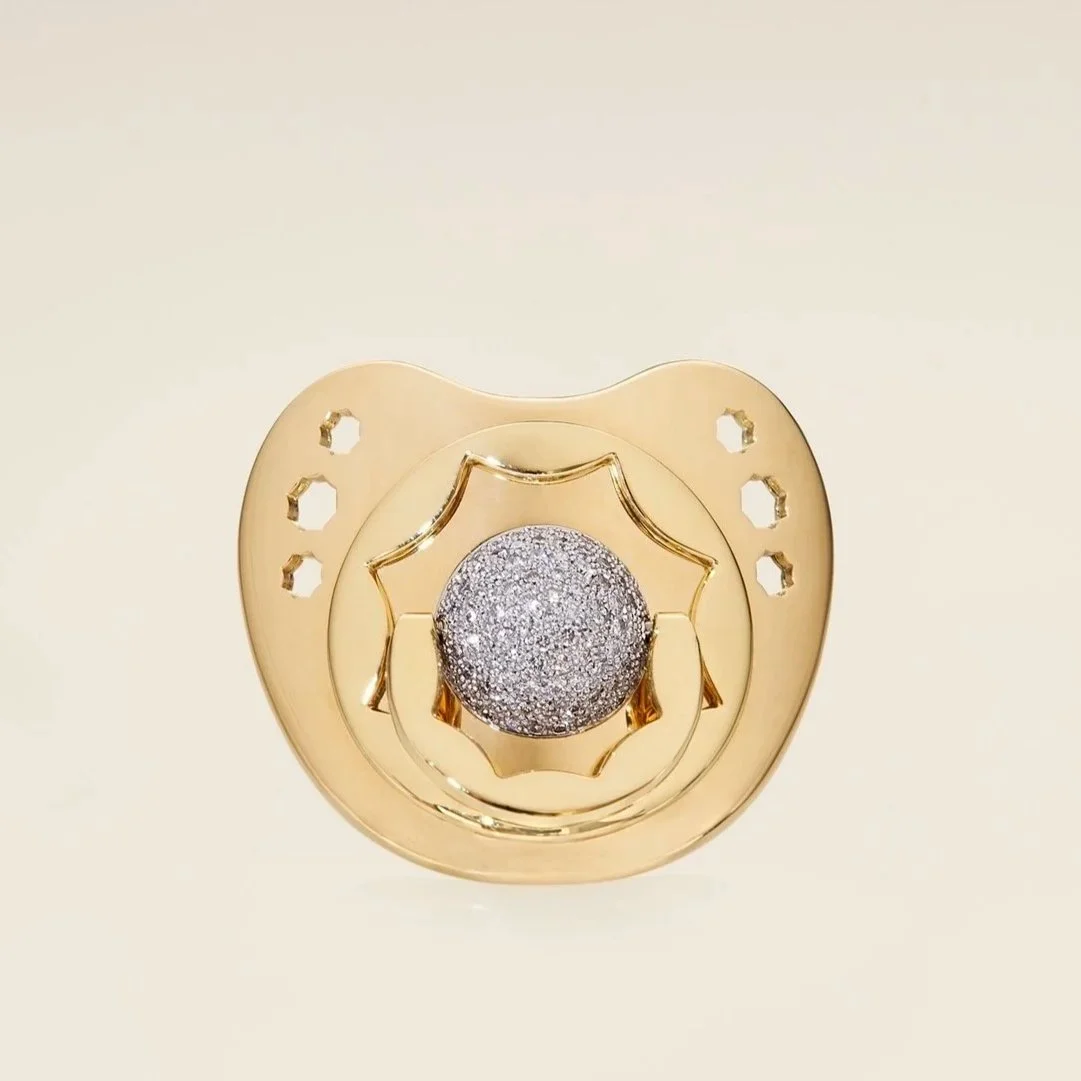 SUOMMO Dodo Dummy, high jewellery creation in 18 carat gold and diamonds.