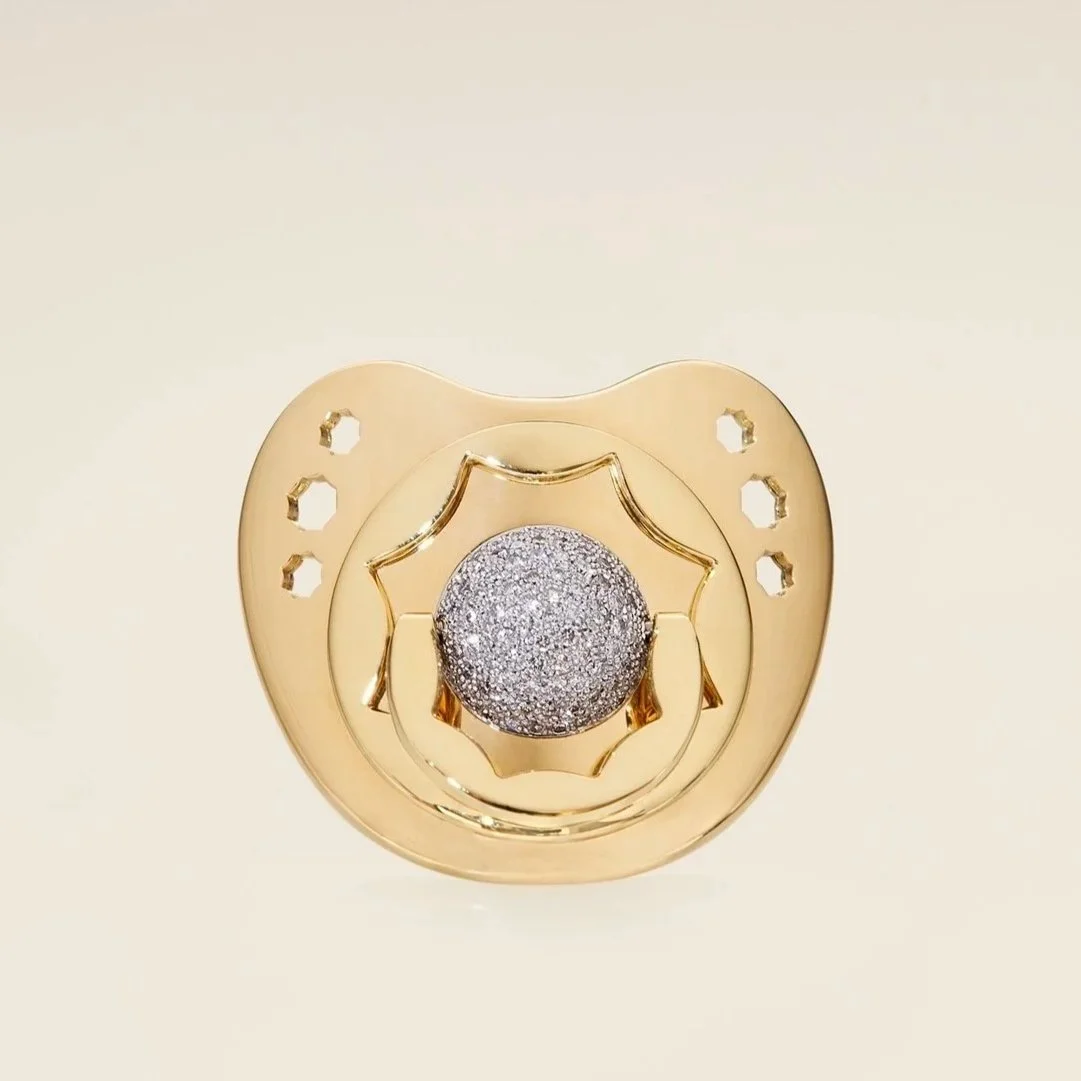 SUOMMO Dodo Dummy, high jewellery creation in 18 carat gold and diamonds.