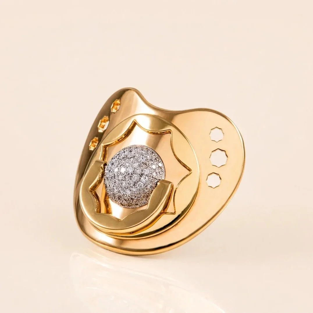 SUOMMO Dodo Dummy, high jewellery creation in 18 carat gold and diamonds.